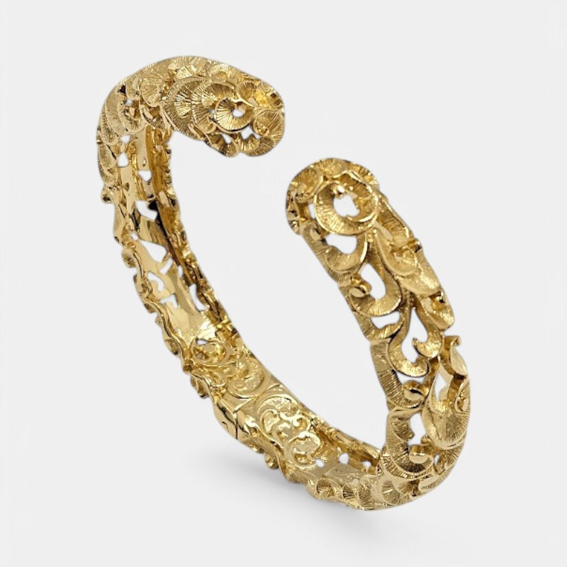 pulsera rígida Cosima de Maria e Luisa Jewels en plata 925 chapada en oro amarillo con calado rústico de abanicos.