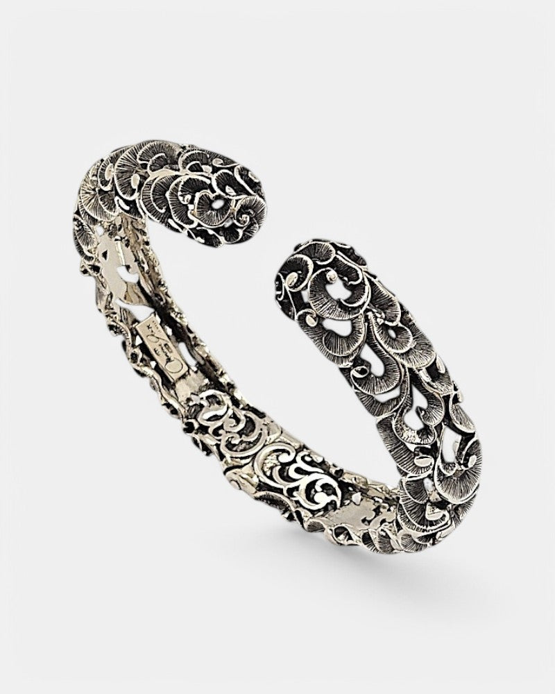pulsera rígida Romola de Maria e Luisa Jewels en plata 925 bruñida calada con diseño abierto.
