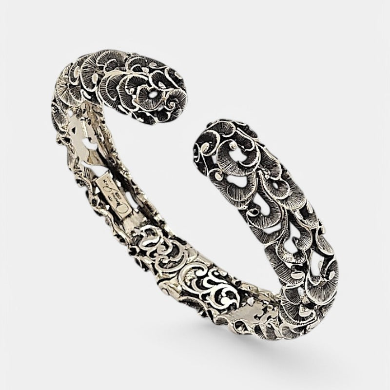 pulsera rígida Romola de Maria e Luisa Jewels en plata 925 bruñida calada con diseño abierto.