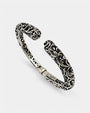 pulsera rígida Flavia de Maria e Luisa Jewels en plata 925 bruñida calada con perfil redondeado y abertura superior.