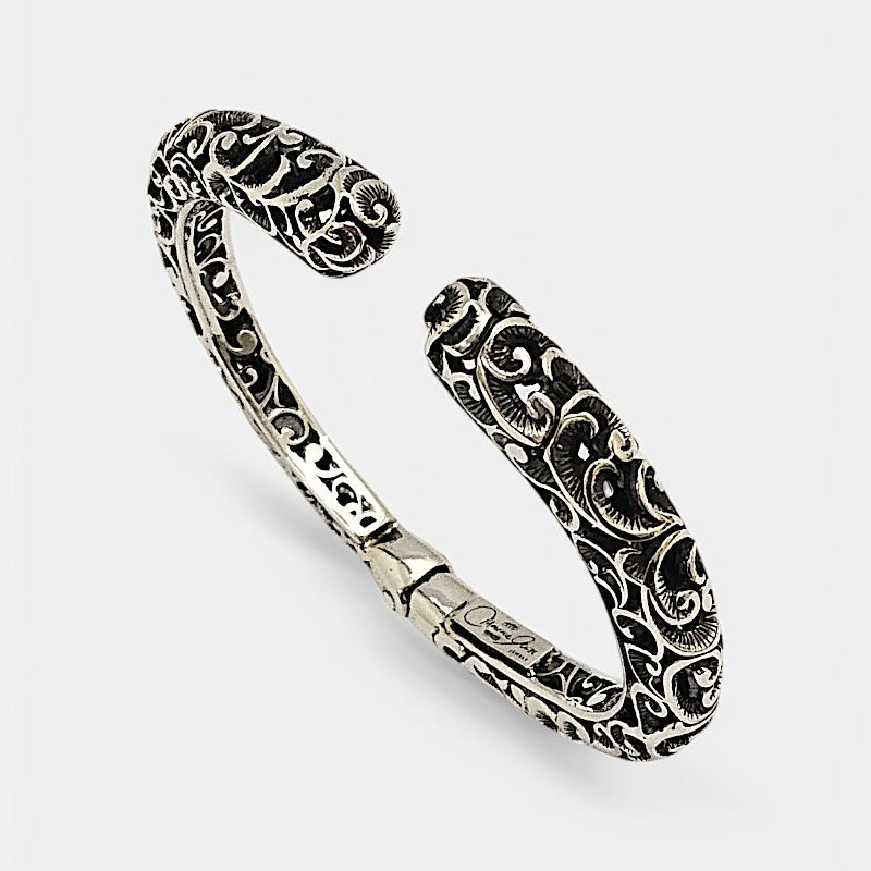pulsera rígida Flavia de Maria e Luisa Jewels en plata 925 bruñida calada con perfil redondeado y abertura superior.