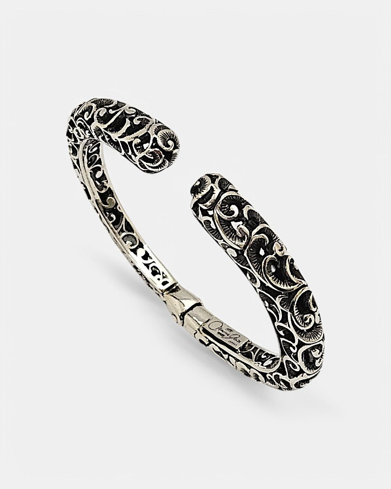 pulsera rígida Flavia de Maria e Luisa Jewels en plata 925 bruñida calada con perfil redondeado y abertura superior.