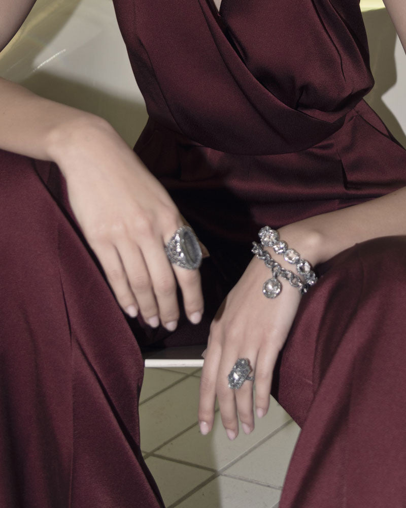 Pulsera de plata tallada a mano con cristal de roca