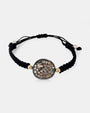 Pulsera de macramé negro Bohemme Musa con medallón central de plata oxidada y pavé de circonitas champagne.