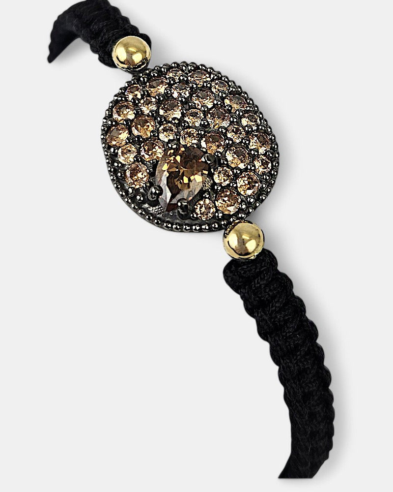 Primer plano del medallón de la pulsera Bohemme Musa mostrando las esferas de oro de 18K y el engaste de las circonitas.