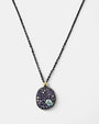 Collar Bohemme Musa con colgante ovalado de plata oxidada y pavé de circonitas violetas con gema azul.