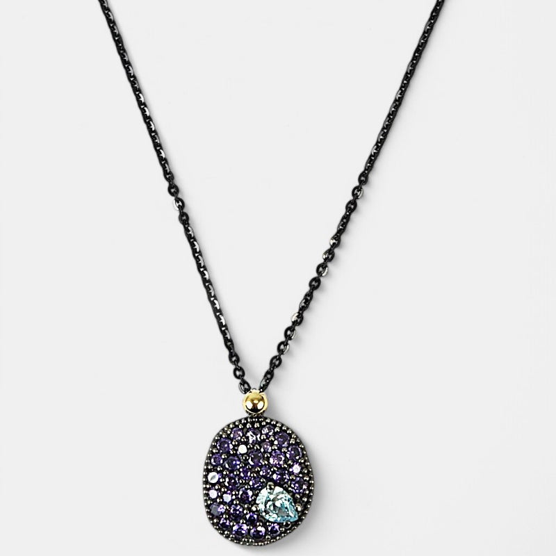 Collar Bohemme Musa con colgante ovalado de plata oxidada y pavé de circonitas violetas con gema azul.