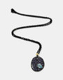 Toma completa del collar Bohemme Musa violeta con cadena negra desplegada y cierre de mosquetón visible.