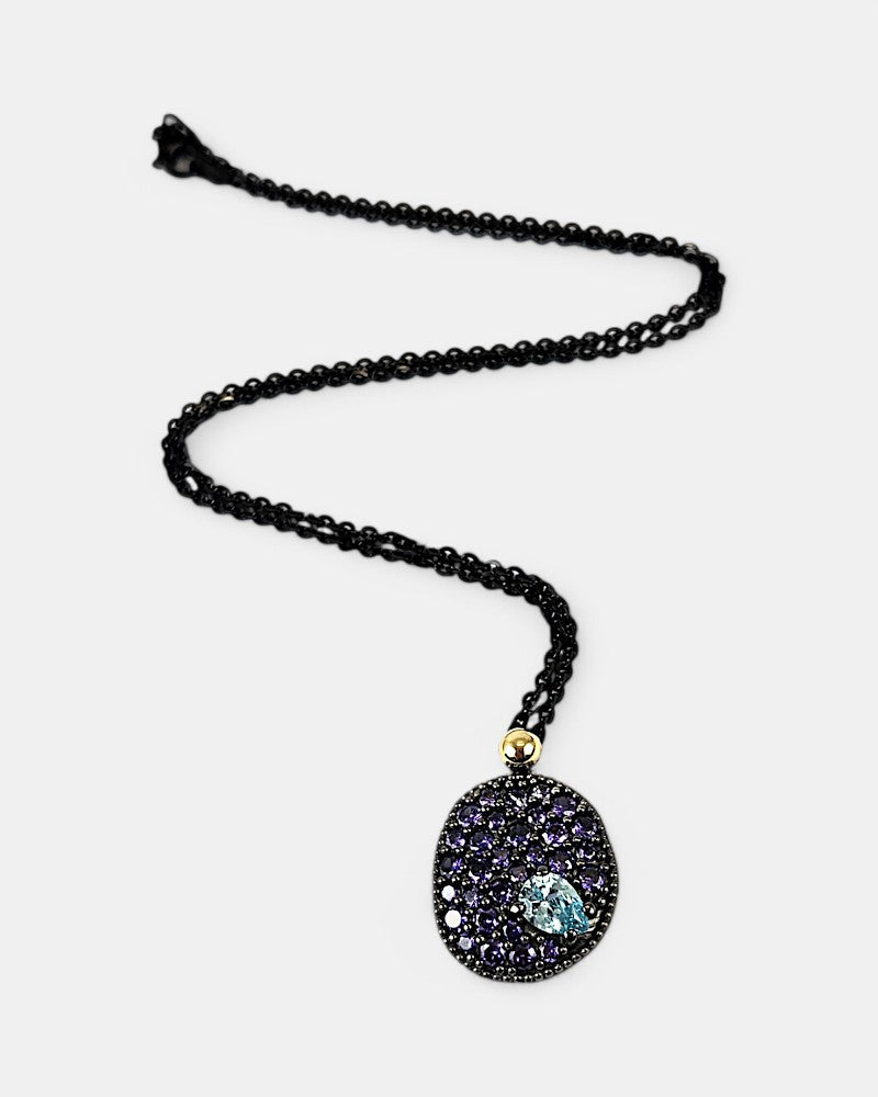 Toma completa del collar Bohemme Musa violeta con cadena negra desplegada y cierre de mosquetón visible.