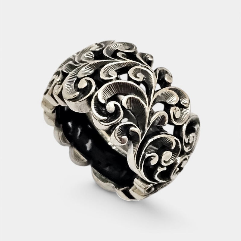 Anillo de plata tallado a mano