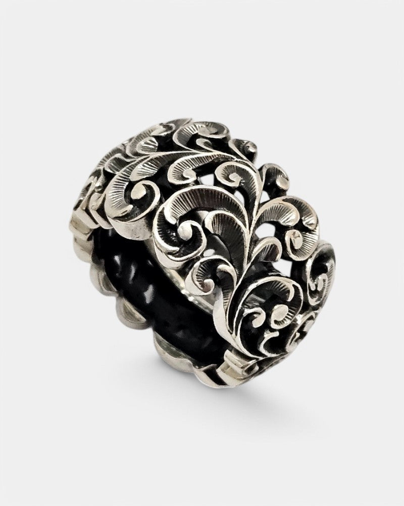 Anillo de plata tallado a mano