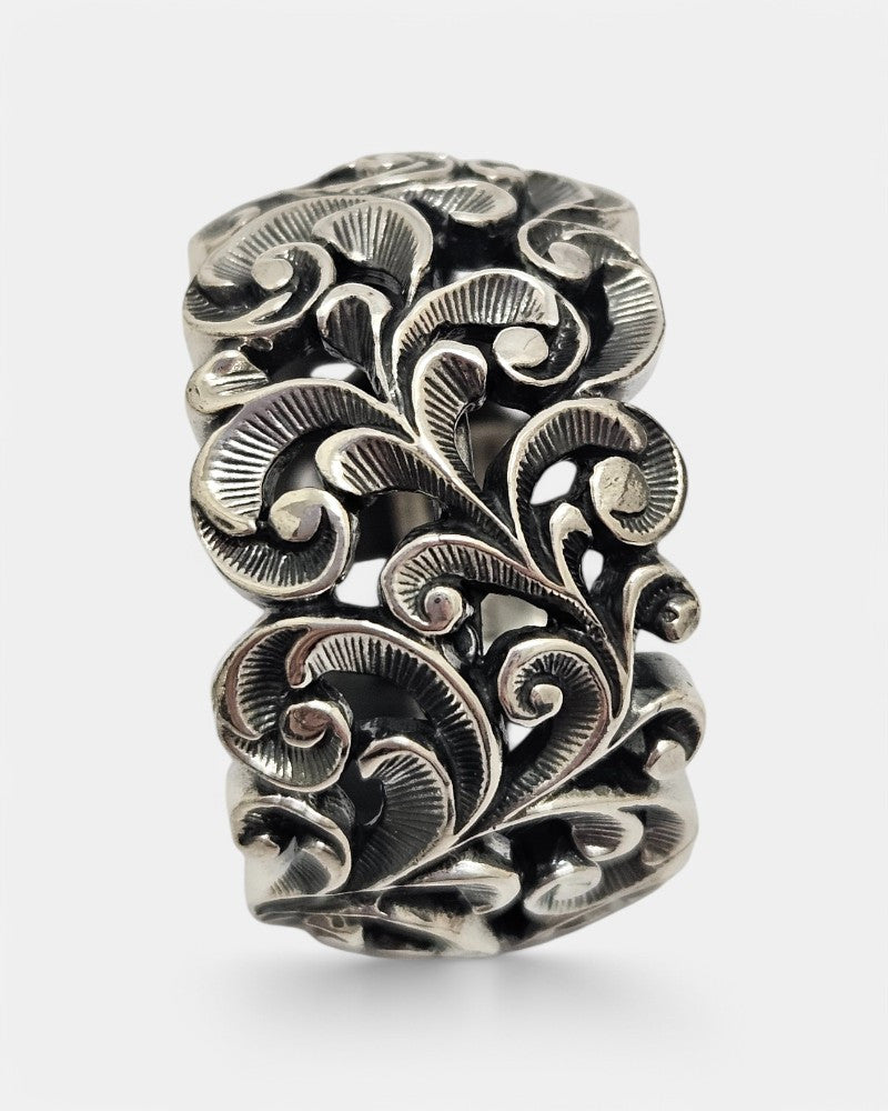 Anillo de plata tallado a mano
