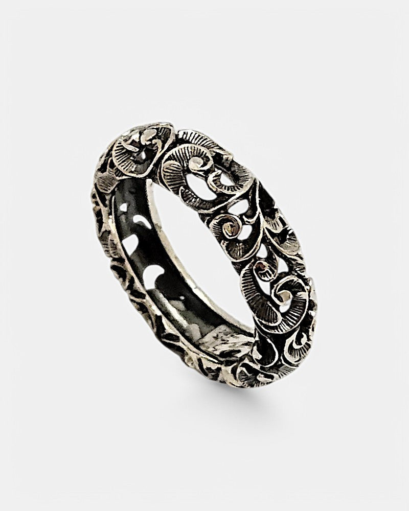 Anillo de plata tallado a mano