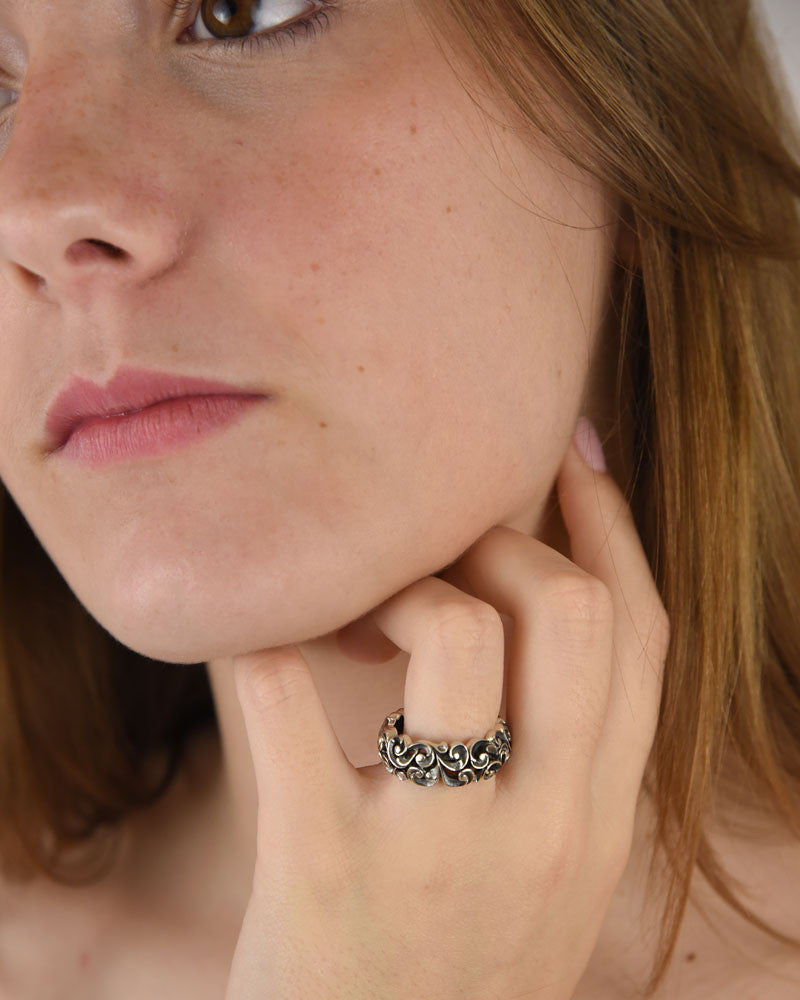 Anillo de plata tallado a mano