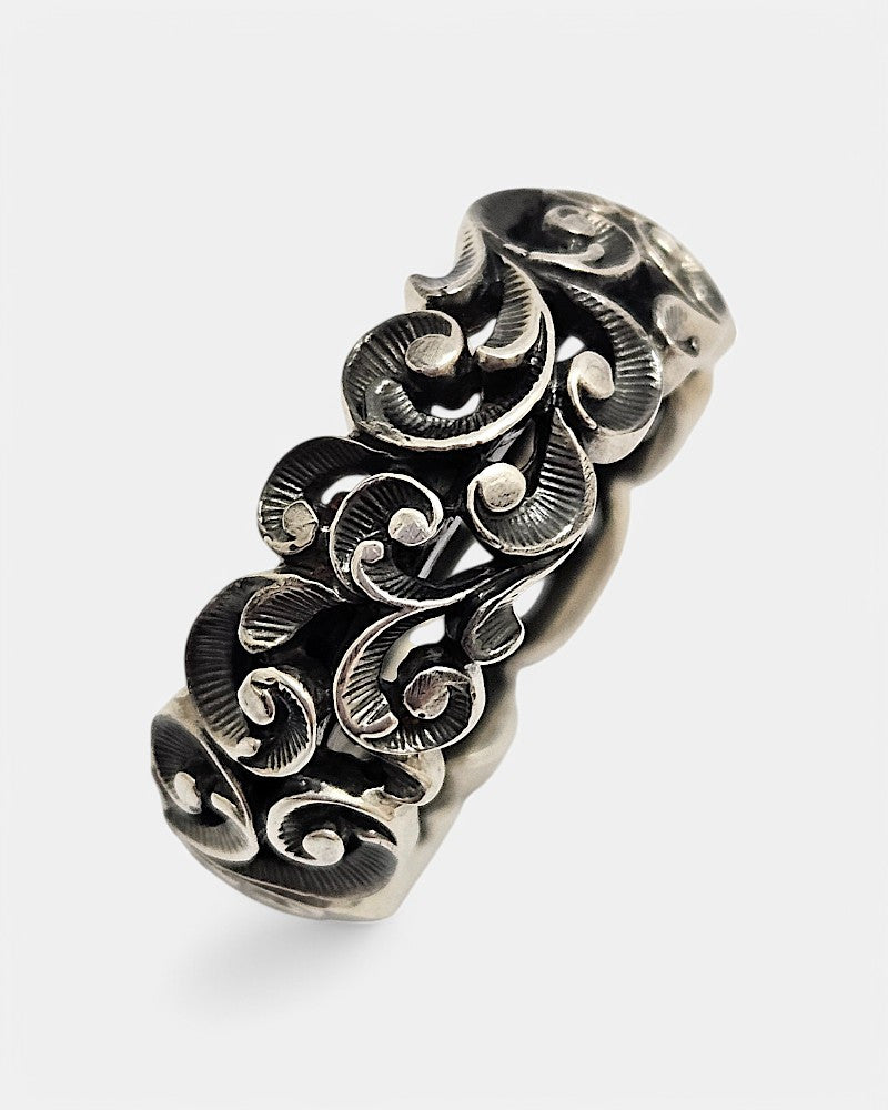 Anillo de plata tallado a mano