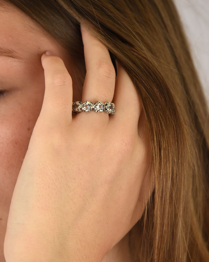 Anillo de plata tallada con cristal de roca