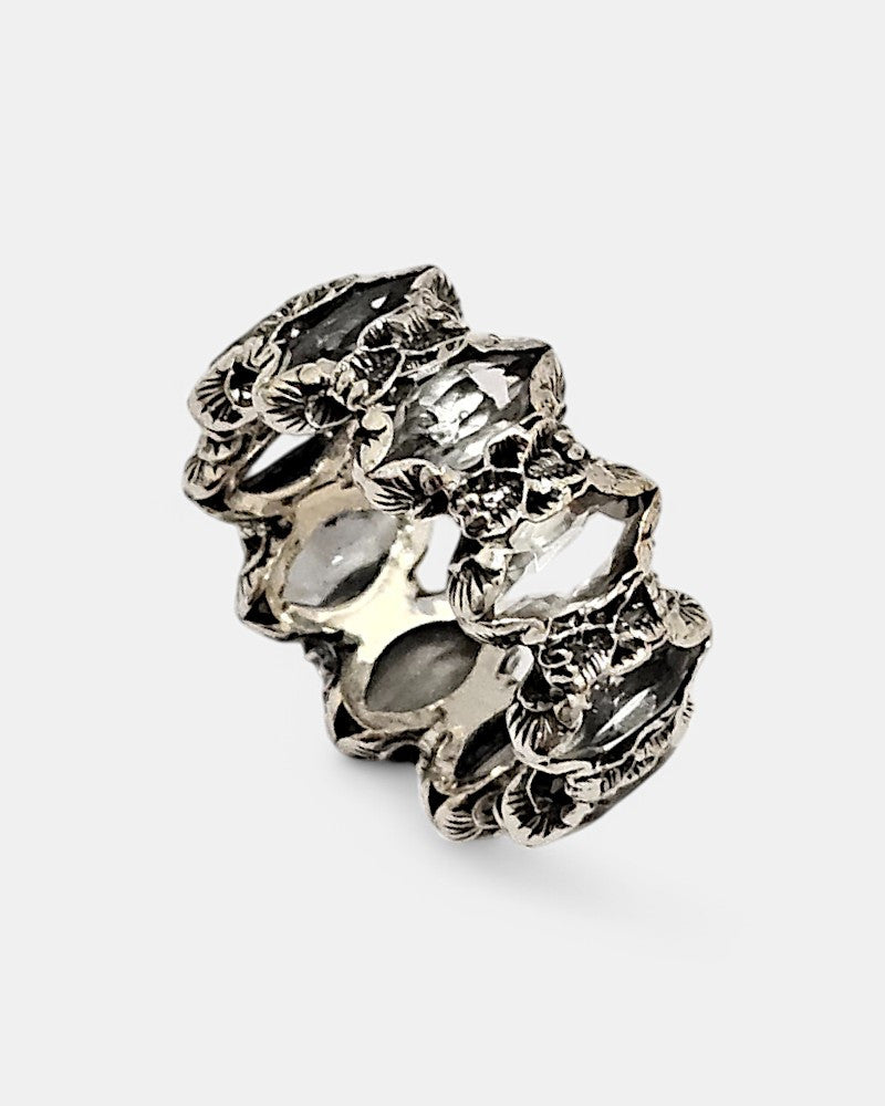Anillo de plata tallada con cristal de roca