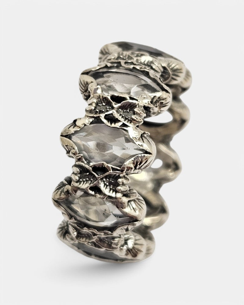 Anillo de plata tallada con cristal de roca