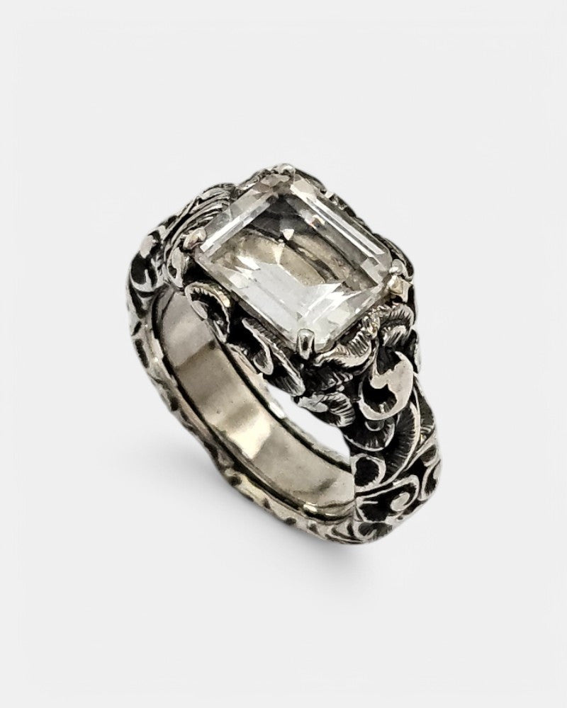 Anillo de plata tallada con cristal de roca