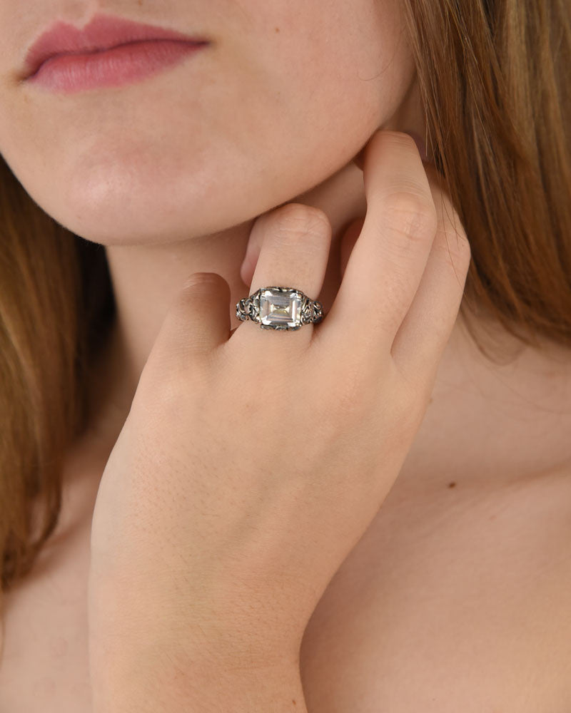 Anillo de plata tallada con cristal de roca