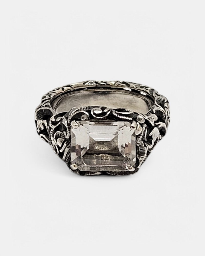 Anillo de plata tallada con cristal de roca
