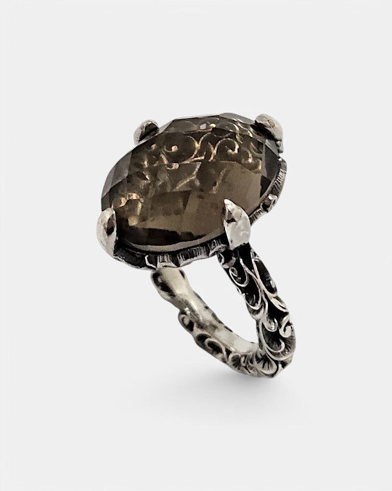 Anillo de plata tallada con cuarzo fumé