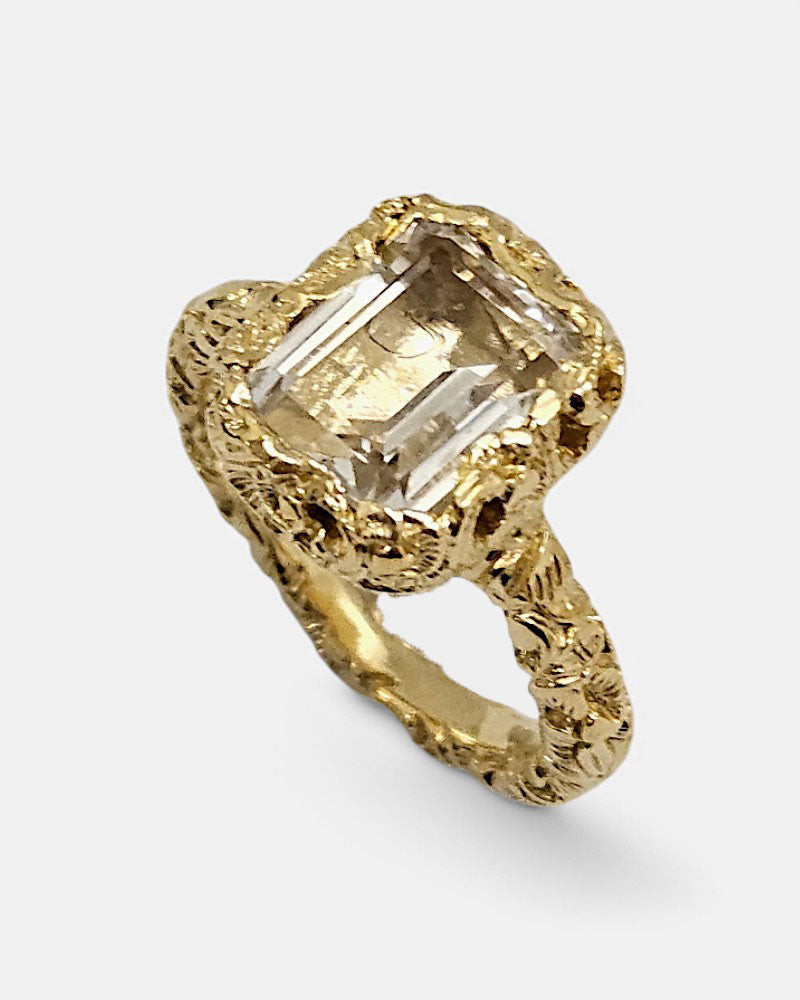 Anillo de plata tallada con cristal de roca dorado