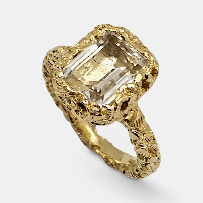 Anillo de plata tallada con cristal de roca dorado