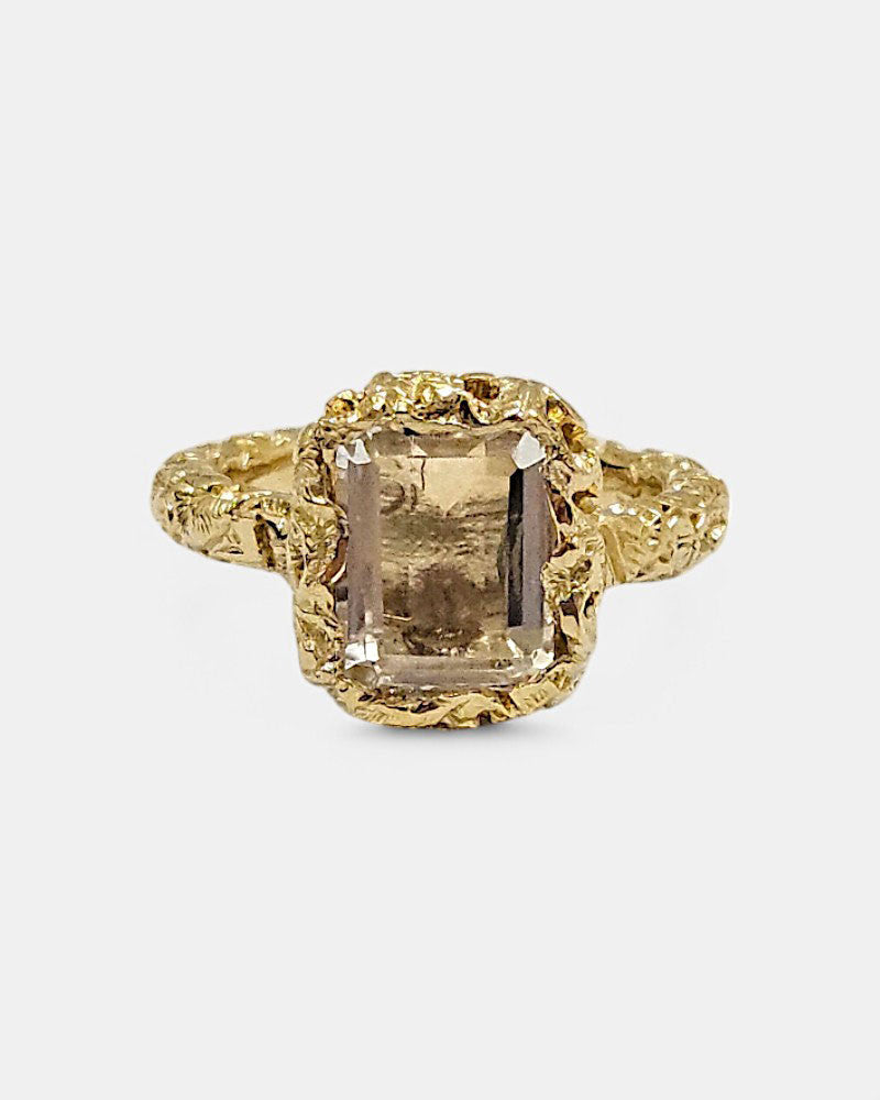 Anillo de plata tallada con cristal de roca dorado