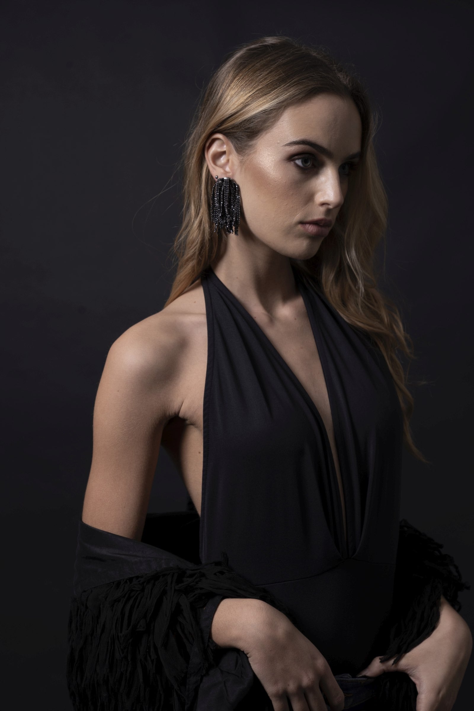 Metal dot pom-pom earring