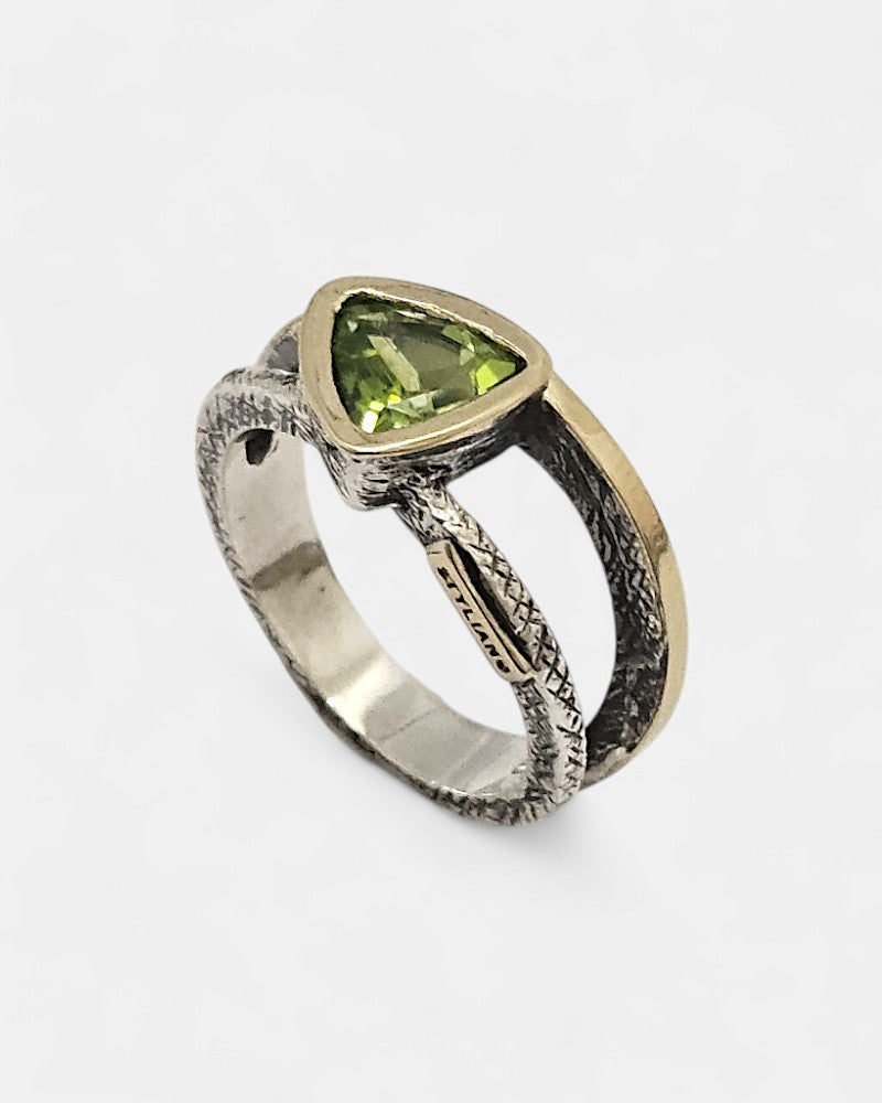 Sortija de plata y peridoto