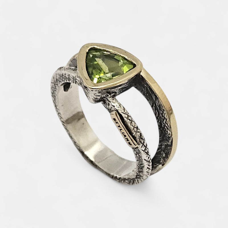 Sortija de plata y peridoto