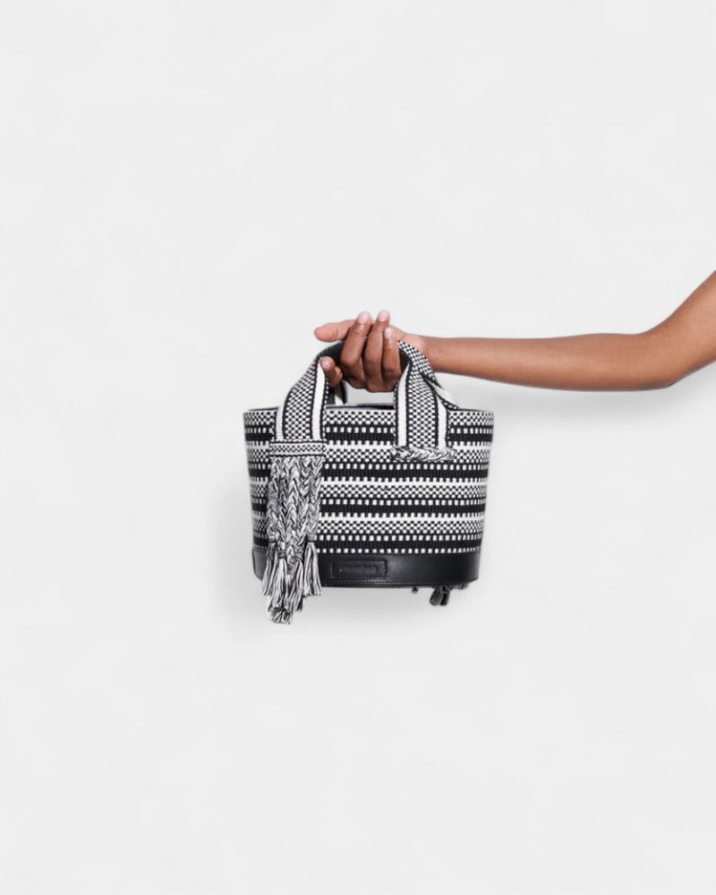 Bolso Amambaih Tutu Medium mostrado en la mano para apreciar su escala y diseño artesanal.