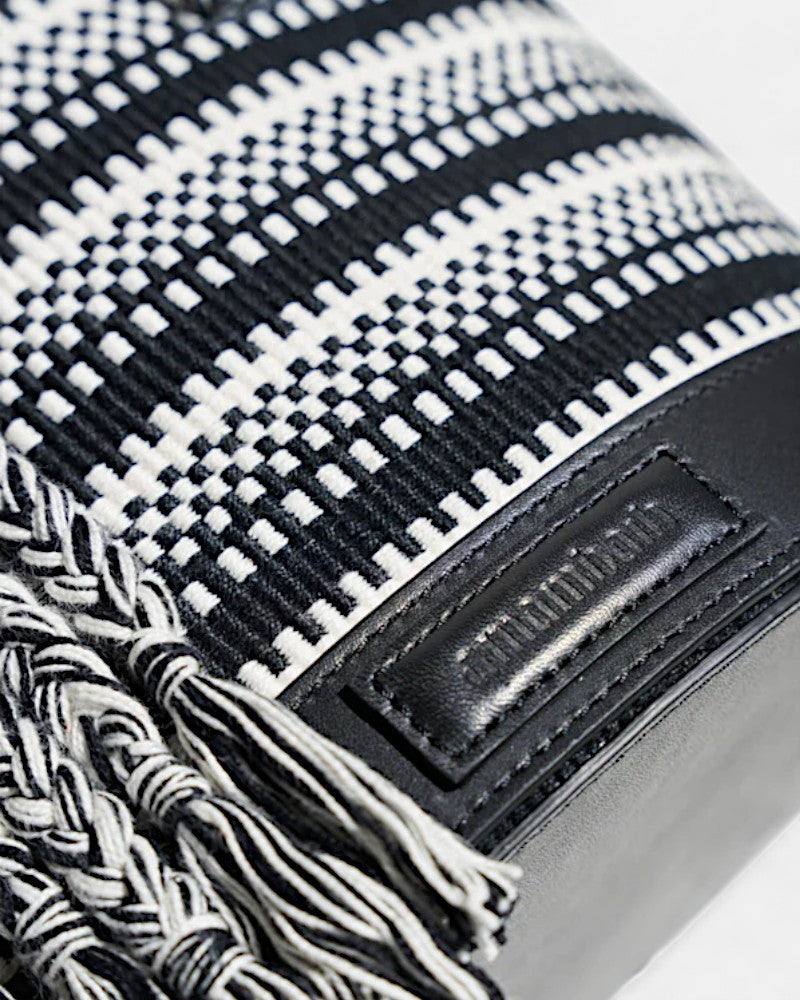 Bolso tejido y piel bicolor negro y blanco