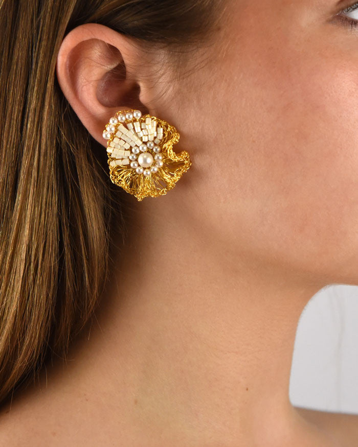 Pendientes en crochet de flor con perlitas