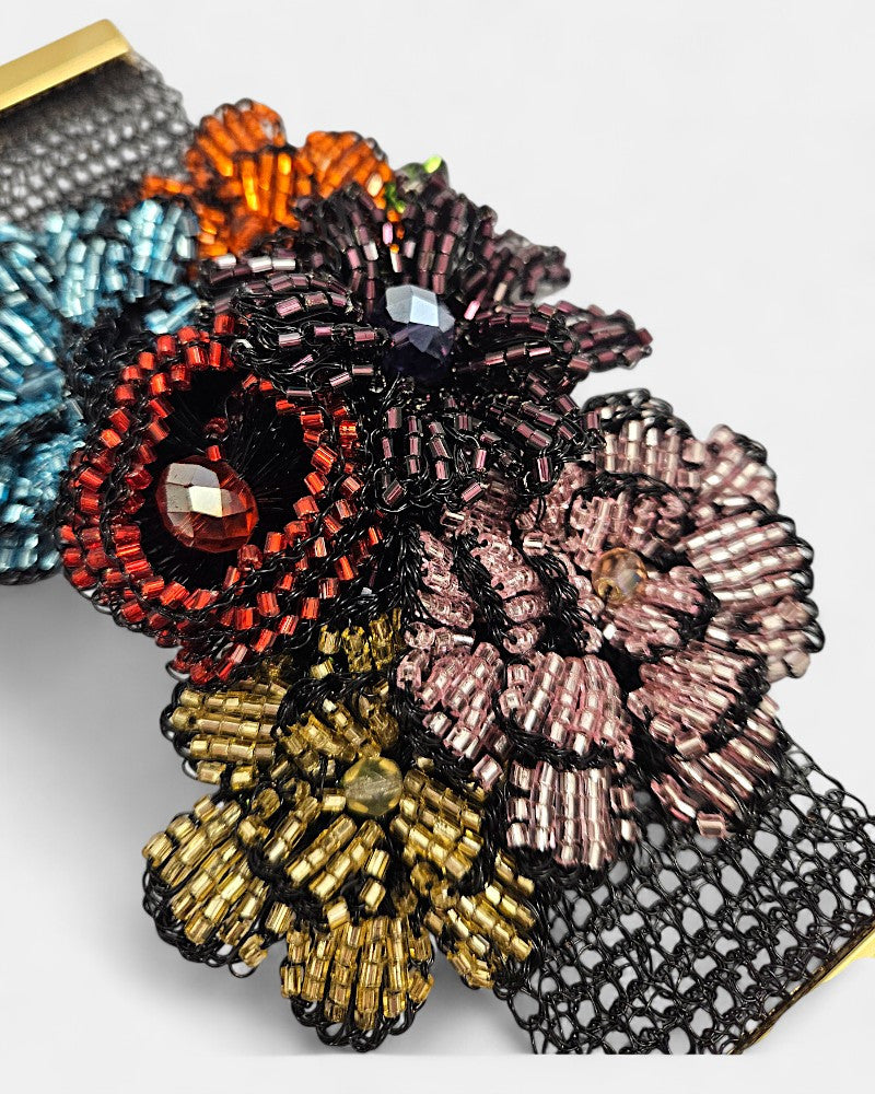 Brazalete de flores en crochet multicolor