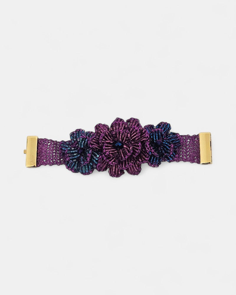 Brazalete de flores en crochet morado