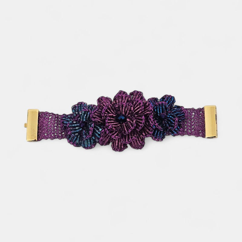 Brazalete de flores en crochet morado