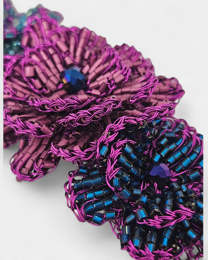 Brazalete de flores en crochet morado