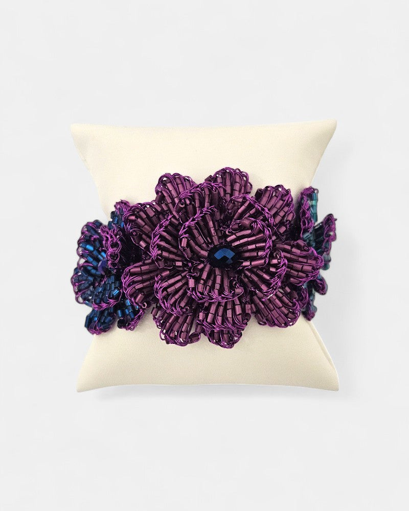 Brazalete de flores en crochet morado