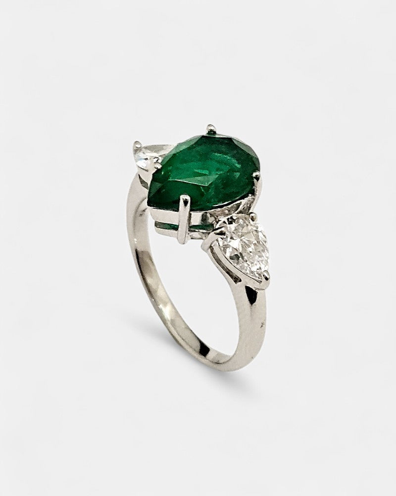 Silver ring with emerald green cubic zirconia