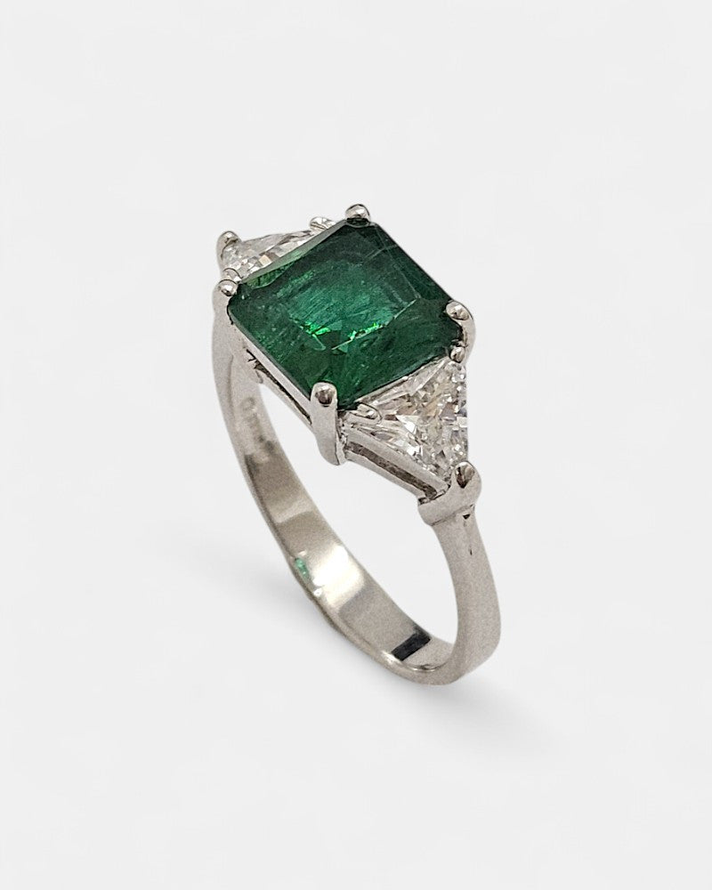 Silver ring with emerald green cubic zirconia