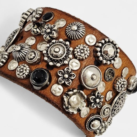 Pulsera piel y tachas camel