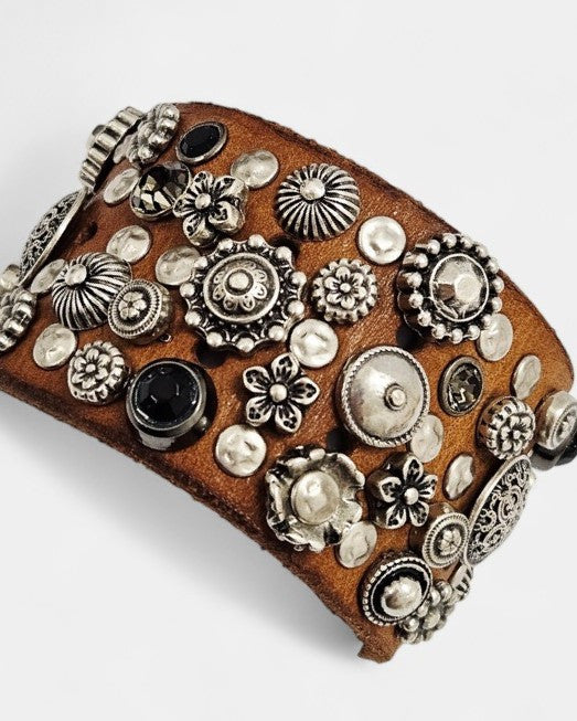 Pulsera piel y tachas camel