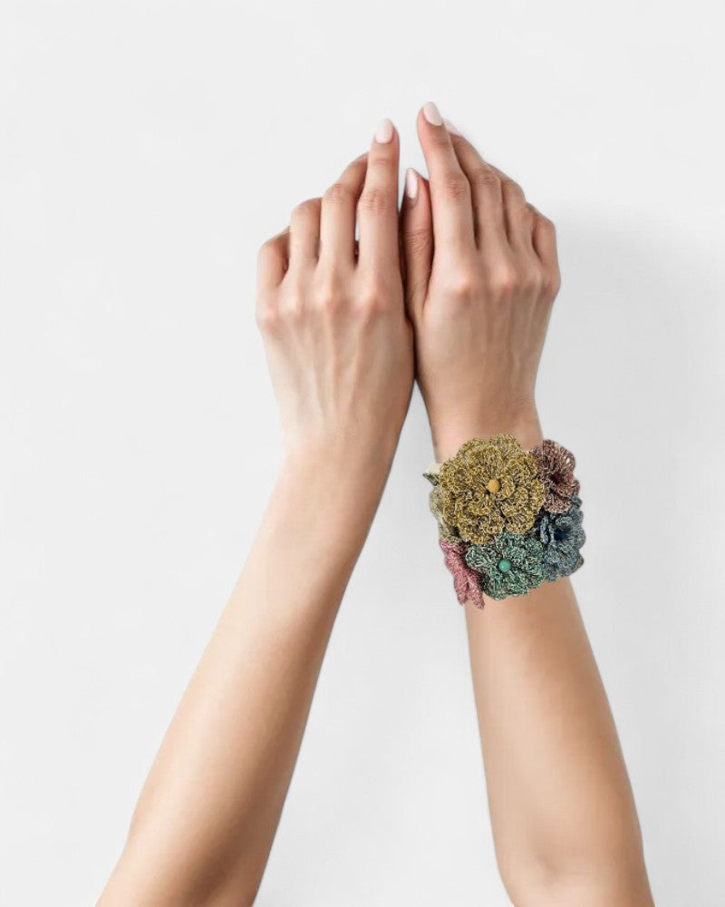 Brazalete de flores de crochet multicolor