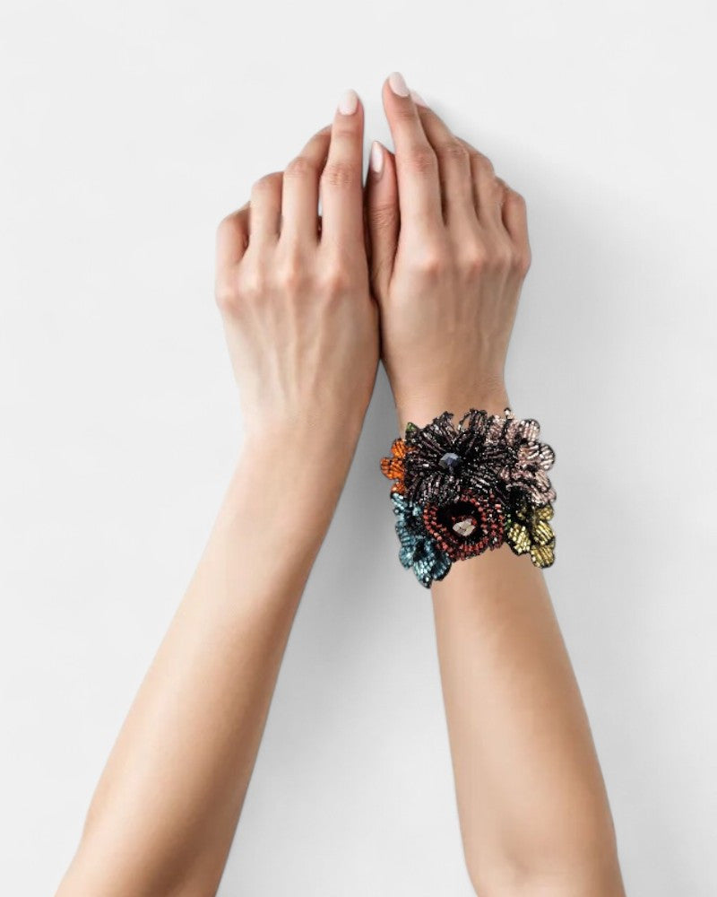 Brazalete de flores en crochet multicolor