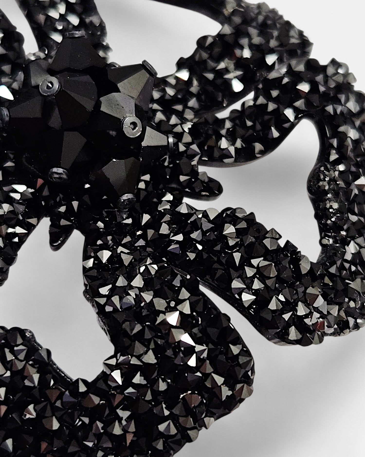 Broche negro swarovski Mirtae