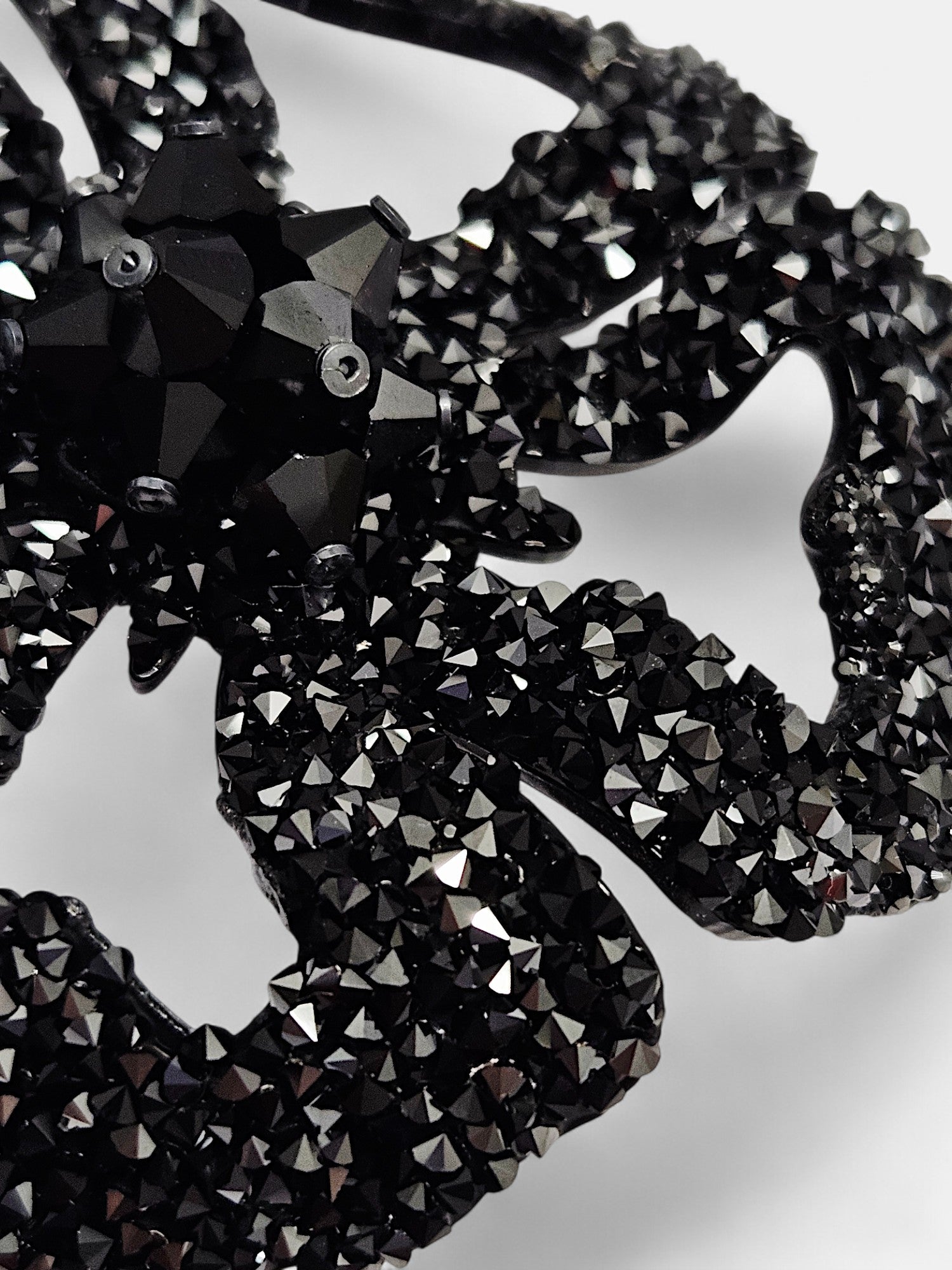 Broche negro swarovski Mirtae