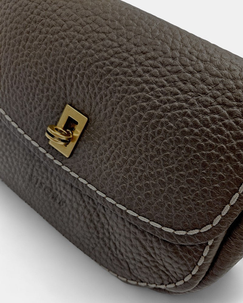 Bolso bandolera de piel Queen marrón