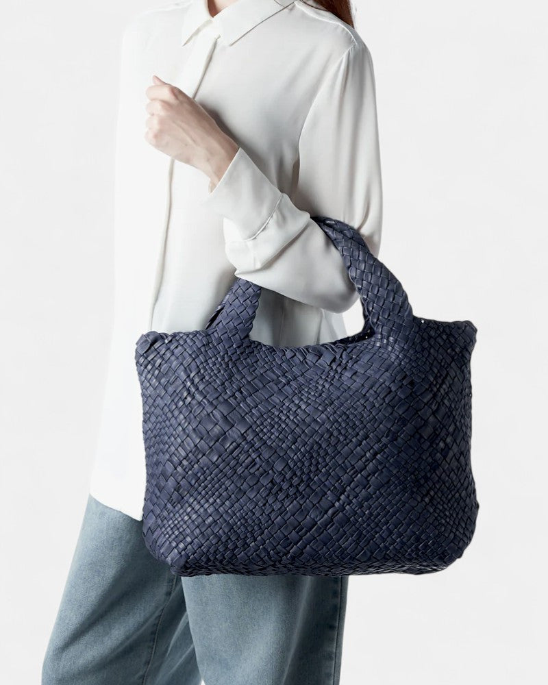 Bolso de mano en piel trenzada azul